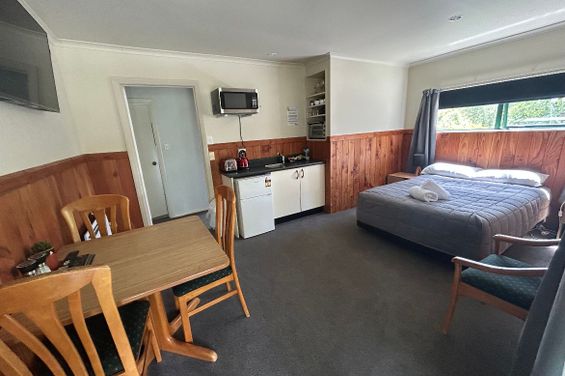 Room%2011%20main%20dec 2